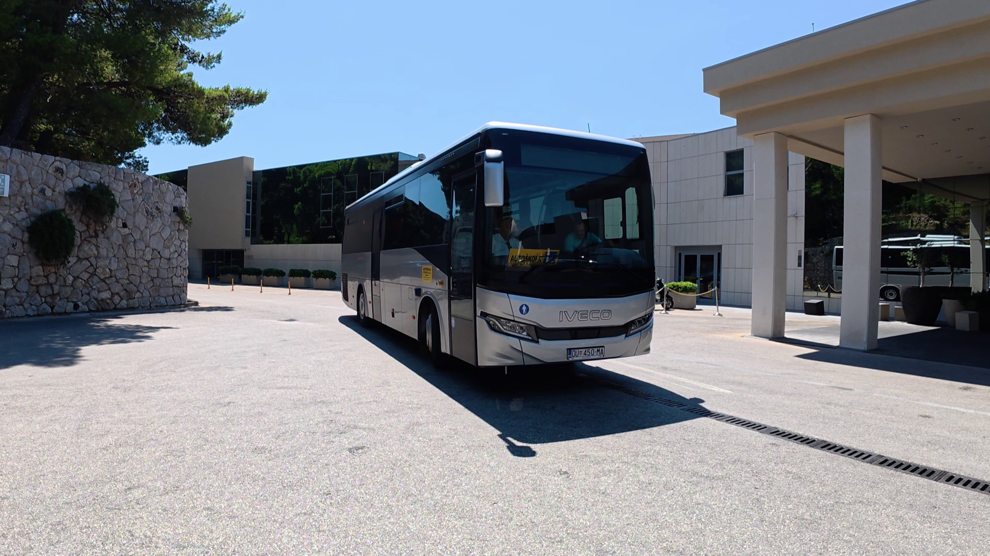 Iveco autobus Autoškole Formula L ispred hotela