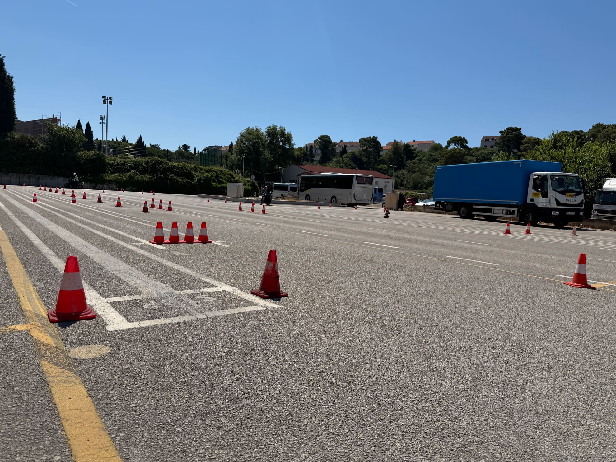 Širi kadar vlastitog poligona Autoškole Formula L