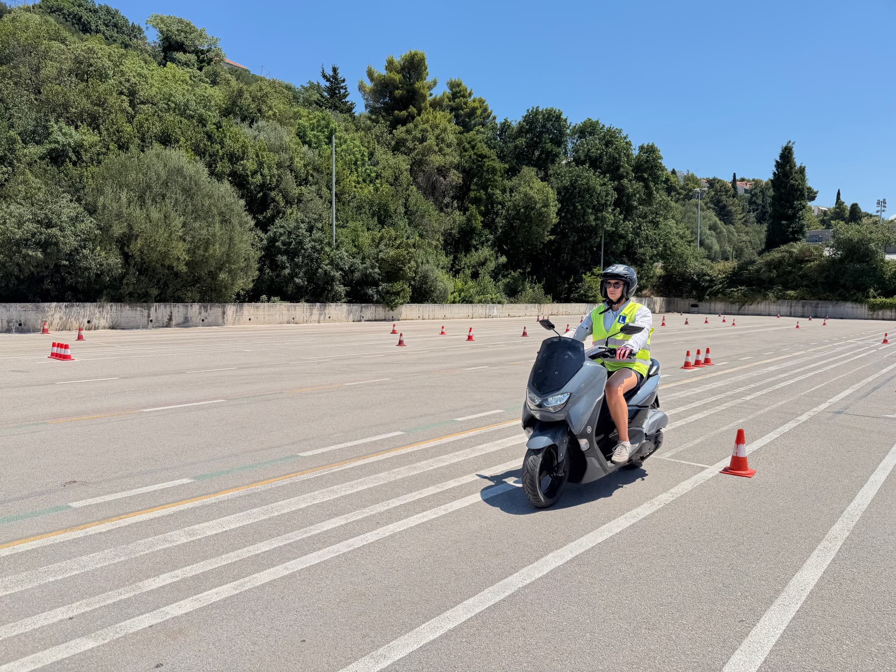 Kandidatkinja tijekom praktične obuke na vlastitom poligonu Autoškole Formula L
