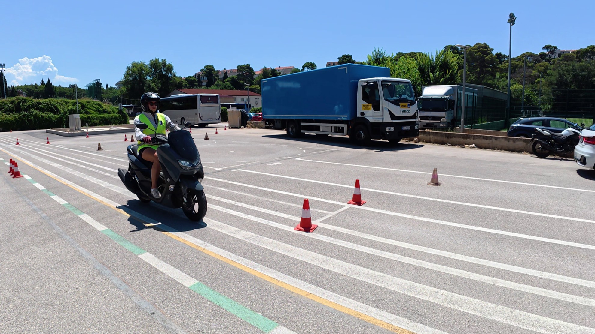 Kandidatkinja na skuteru tijekom vježbe na poligonu