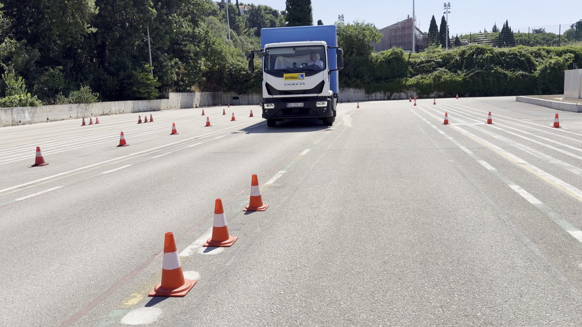 Kamion Autoškole Formula L između čunjeva